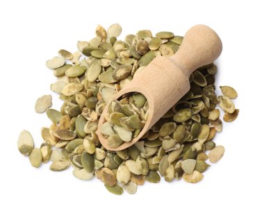 Kabak çekirdeği yığını ve kepçe beyaz, üst görünümde izole