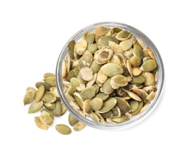 Kabak tohumları beyaz kasede izole, üst manzara