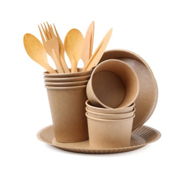 Tek kullanımlık sofra takımı beyaz üzerine izole edildi