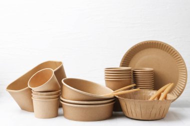 Tek kullanımlık sofra takımı beyaz masada