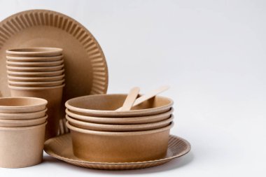 Beyaz arkaplanda tek kullanımlık sofra takımı, yakın plan. Metin için boşluk