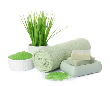 Yuvarlak temiz havlu, kozmetik ürünler ve beyaz üzerine izole edilmiş çiçek dekoru.