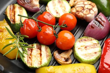 Izgara sebze ve baharatlı tava, yakın plan.