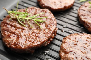 Izgara köfteli ve biberiyeli tava, yakın plan.