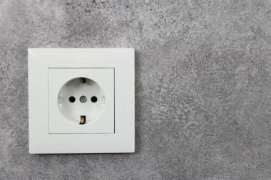 Gri duvarda elektrik prizi, metin için boşluk
