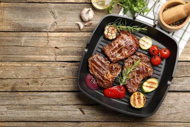 Tavada ızgara biftek, biberiye ve sebze, ahşap masa, düz yatak. Metin için boşluk