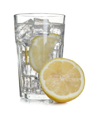 Beyaza izole edilmiş limon ve buzlu ferahlatıcı su.