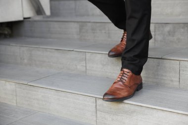 Merdivenlerden inen bir adam, yakın çekim görüntüsü.