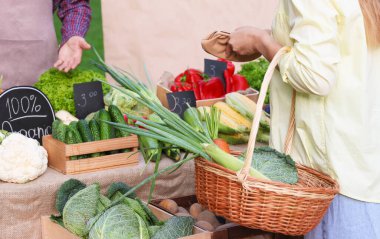 Çiftçi pazarından taze sebze seçen kadın, yakın plan.