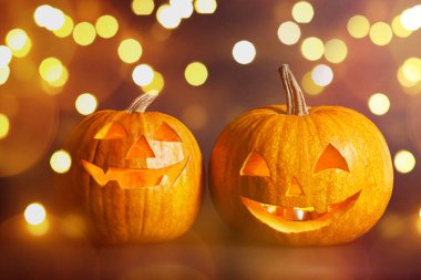 Cadılar Bayramı balkabağı fenerleri. Kabaklar oyulmuş tüyler ürpertici yüzler, bokeh etkisi