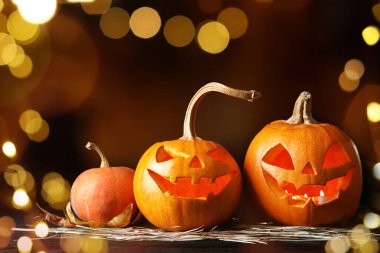 Cadılar Bayramı balkabağı fenerleri. Kabaklar oyulmuş tüyler ürpertici yüzler, bokeh etkisi