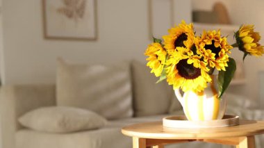İçerideki ahşap masada vazodaki güzel ayçiçekleri, sağa doğru hareket eden kamera.