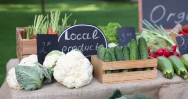 Çiftçi pazarında bir sürü farklı sebze var, yakın plan. Kamera sağa hareket ediyor