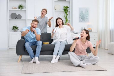 Evde karaoke şarkı arkadaş grubu