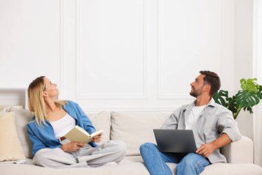 Mutlu çift evdeki kanepede hobilerinin tadını çıkarıyor.