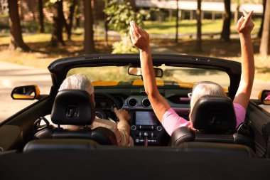 Üst düzey bir çift şehirde gezintiden keyif alıyor.