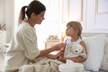 Anne ve hasta kızı evde yatıyorlar.