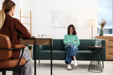 Ofiste genç bir kızla çalışan profesyonel bir psikolog.