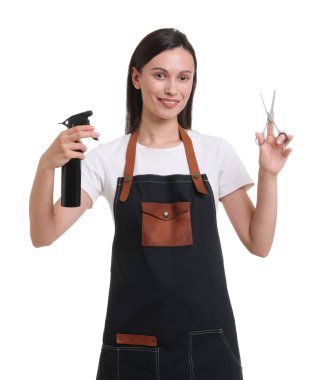 Önlüklü kuaför portresi. Beyaz arka planda makas ve sprey şişeyle.