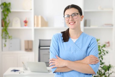 İçeride üniformalı mutlu bir hemşire portresi, mesaj için yer.