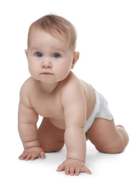 Beyaz arka planda bebek bezi takmış şirin bir bebek.