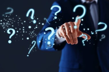 İş adamı karanlık arkaplanda sanal soru işaretine dokunuyor, yakın plan