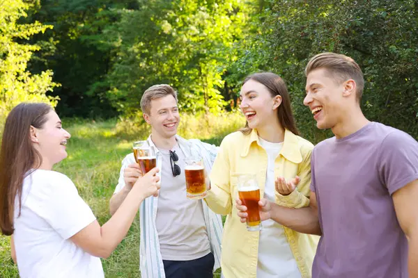 Bir grup mutlu arkadaş dışarıda bira içip eğleniyorlar.