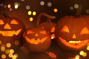 Cadılar Bayramı balkabağı fenerleri. Kabaklar oyulmuş tüyler ürpertici yüzler, bokeh etkisi