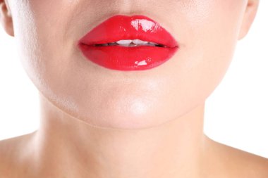 Dudaklarında güzel kırmızı ruj lekesi olan kadın beyaz arka planda, yakın plan.