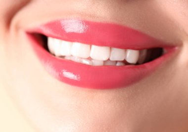 Dudaklarında güzel ruj izi olan bir kadın, makro manzaralı.