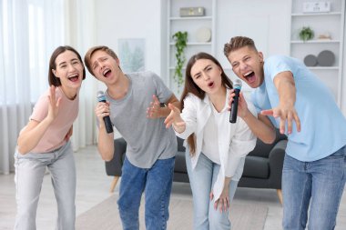 Evde karaoke şarkı arkadaş grubu