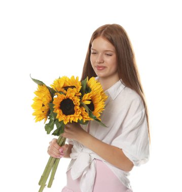 Beyaz arka planda güzel ayçiçekleri olan genç bir kız.