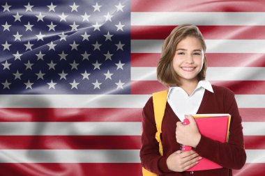 ABD bayrağına karşı sırt çantası ve not defteri olan bir öğrenci. Dil okulu