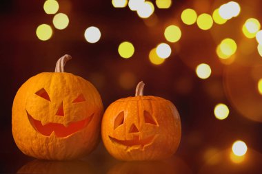 Cadılar Bayramı kutlaması. Kabaklar oyulmuş tüyler ürpertici yüzler, bokeh etkisi