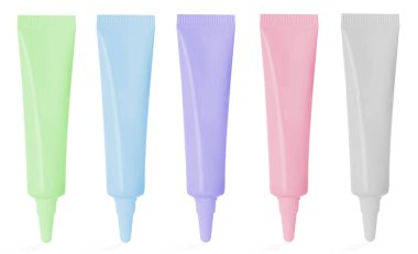 Kozmetik ürünlerin tüpleri beyaz, set üzerinde izole