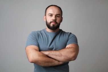 Kellik sorunu. Gri arkaplanda saç çizgisi olan bir adamın portresi