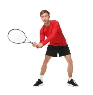 Beyaz arka planda tenis raketi olan bir adam.