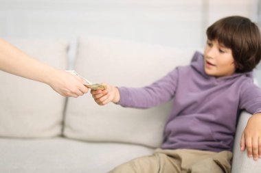 Anne oğluna cep harçlığı veriyor, yakın plan.