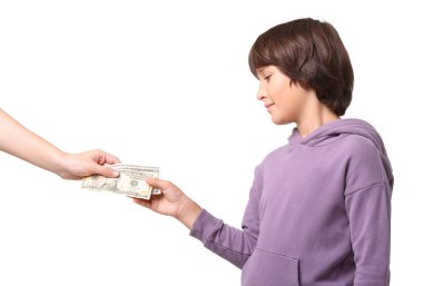 Anne oğluna beyaz arka planda cep harçlığı veriyor, yakın plan.