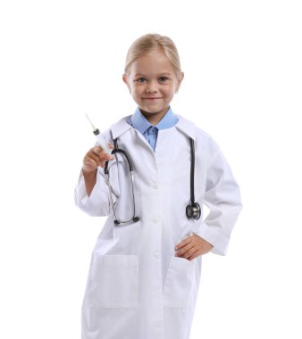 Meslek seçimi. Steteskoplu ve şırıngalı küçük kız beyaz arka planda doktorluk yapıyor.