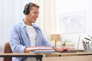 İçerideki masada dizüstü bilgisayarla sınavı geçen adam.