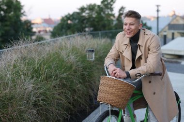 Şehir caddesinde bisiklet süren mutlu bir adam. Metin için boşluk