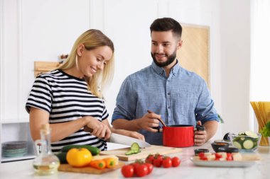 Mutfakta birlikte yemek pişiren mutlu çift.