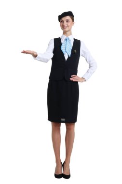 Beyaz arka planda üniformalı genç hostes.