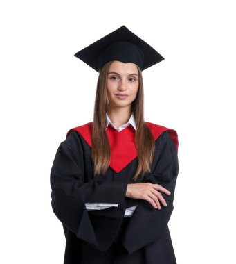 Mezuniyet elbisesi ve beyaz arka planda havan panosu olan mutlu genç bir kadının portresi.