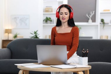 Evdeki bilgisayarda online sınavı geçen kadın