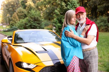 Modern Cabriolet yakınlarında şık bir yaşlı çift.