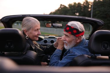 Modern Cabriolet 'de şık bir çift.