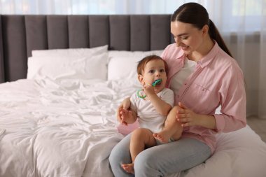 Evde yüzüne krem sürmüş anne ve bebek. Metin için boşluk