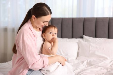 Evde kolunda krem olan anne ve bebek. Metin için boşluk